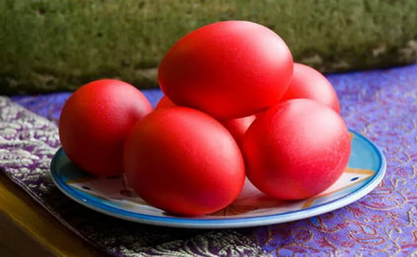 Красные яйца на Пасху. Красное яйцо. Крашеные яйца красные. Пасхальные я ица красные.