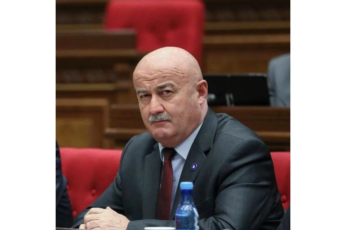 Депутат который извиняется. Депутаты армении. axazaryan. депутат. овик.