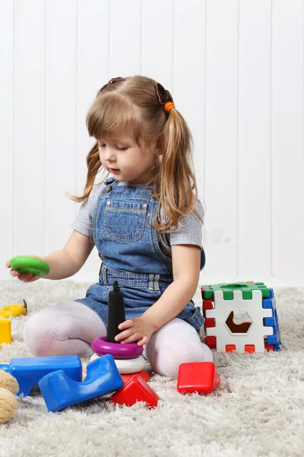 Быстро пачкаются и играть в такие игрушки вредно для наших детей. Девушка собирает чемодан. Девушка дома собирает коробку с игрушками image. Девочка собирала игрушки. У девушки пирамидки.