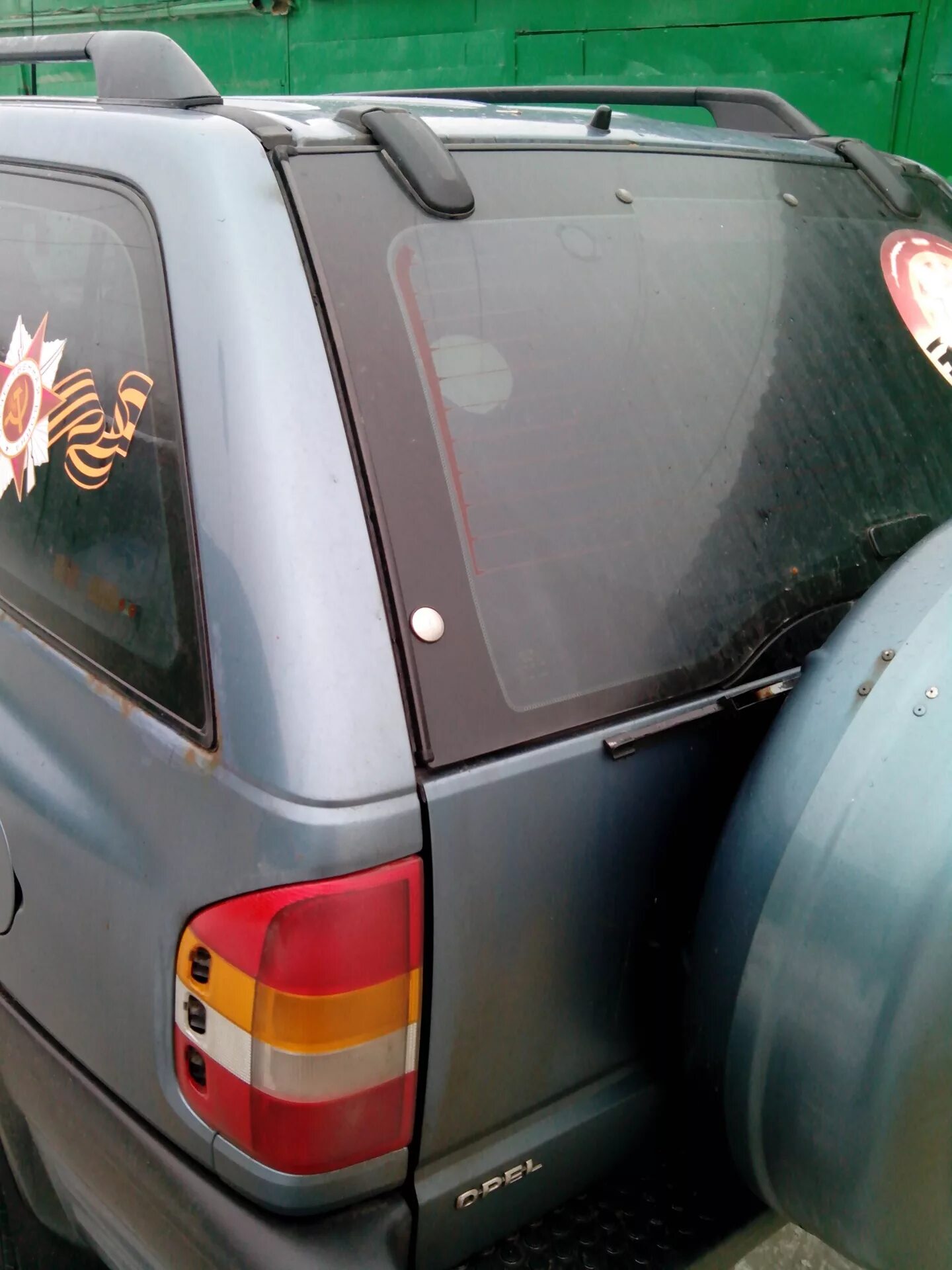 Стекло заднее фронтера. Opel frontera b стекло заднее. Заднее стекло опель фронтера а спорт. Опель фронтера а заднее стекло багажника. Заднее стекло фронтера а.