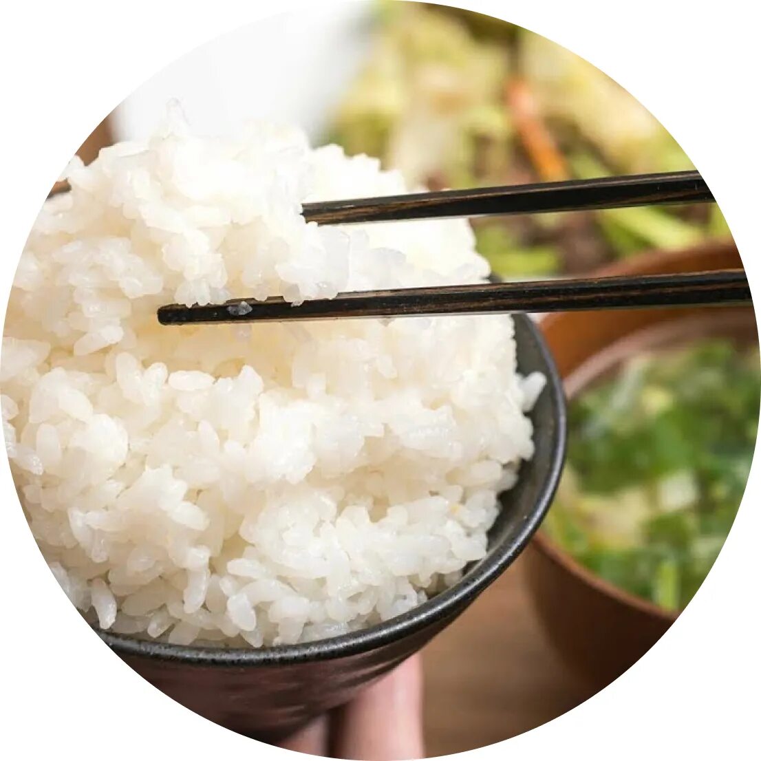 Какой рис в китае. Китайский рис. Рис с палочками. Китайские палочки и рис. Традиционная китайская еда рис.