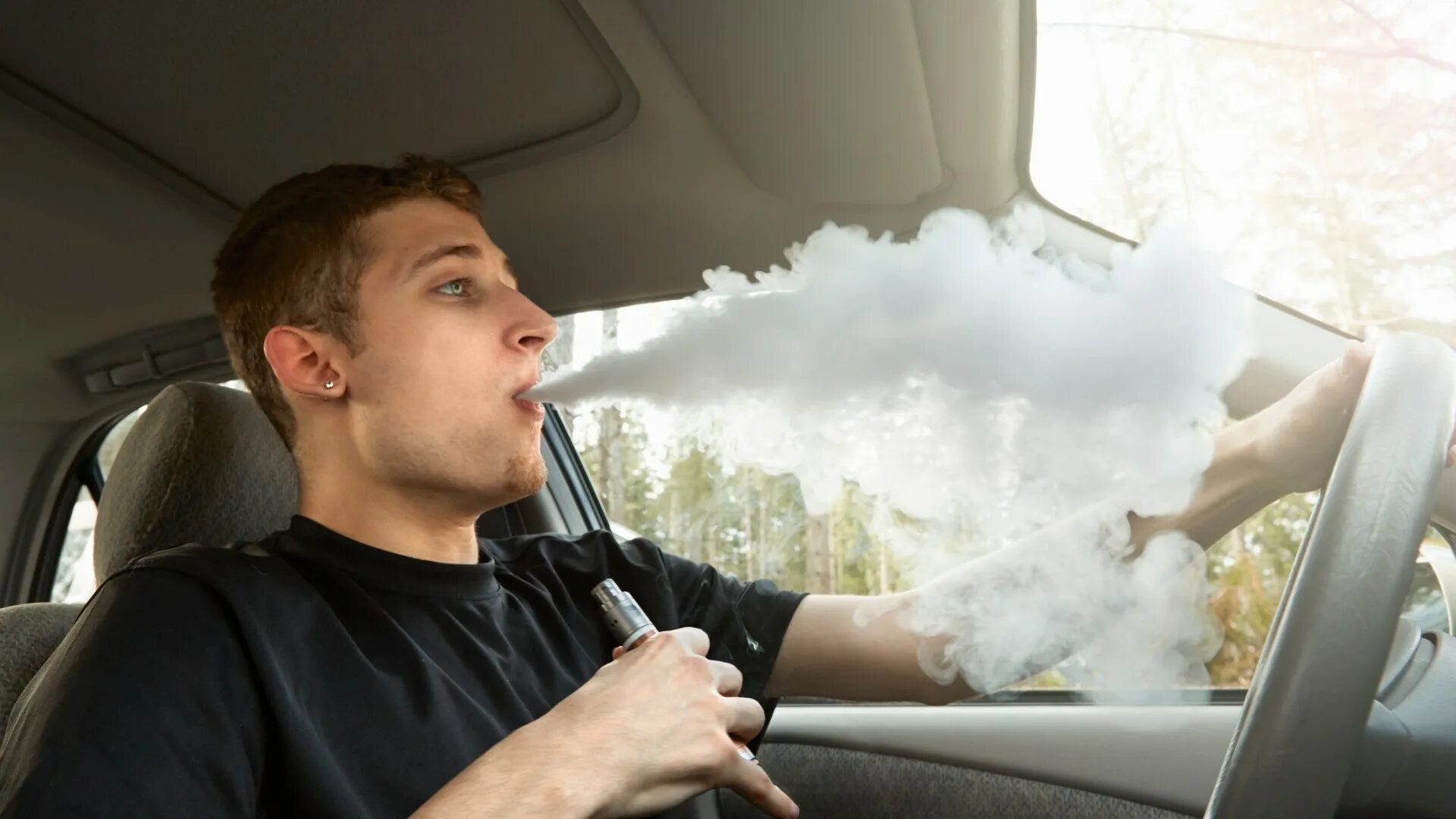 Можно курить в такси. Курит в машине. Водитель курит. Парень с сигаретой в машине. Парень курит в машине.
