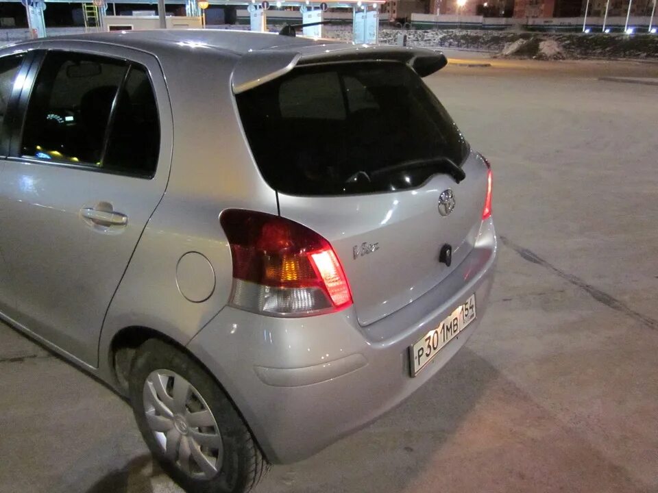 Купить витц дром. Toyota Vitz 2002 спойлер. Toyota Vitz 2006. Toyota Vitz 2007 спойлер. Спойлер Toyota Vitz 2000.