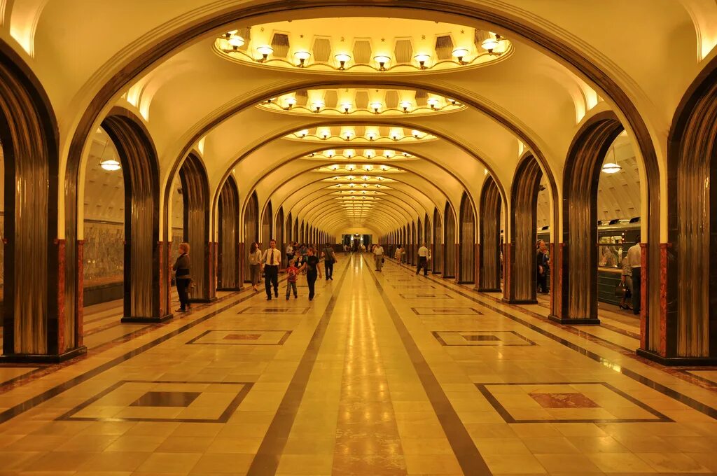 Московский метрополитен рассказ. Станция метро красные ворота москва. Сообщение о московском метро кратко. Станция метро маяковская санкт-петербург. Рассказ о станции метро площадь революции.