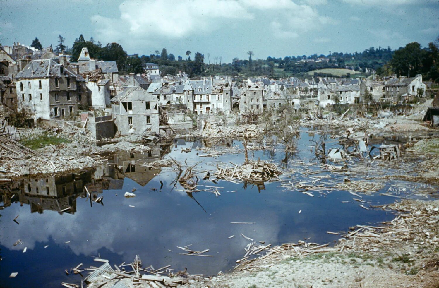 Нормандия время. Сен ЛО Франция. Нормандия руины. Руины Франции 1944. Руины Нормандии 1944.