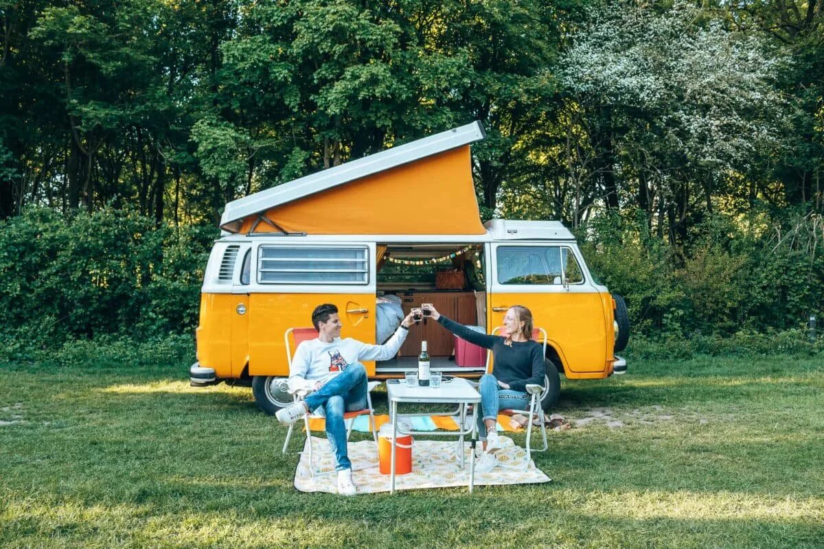 Camping men. Camper van. Кемпер Audi 80. Кемпинг в Америке. Машина для кемпинга.