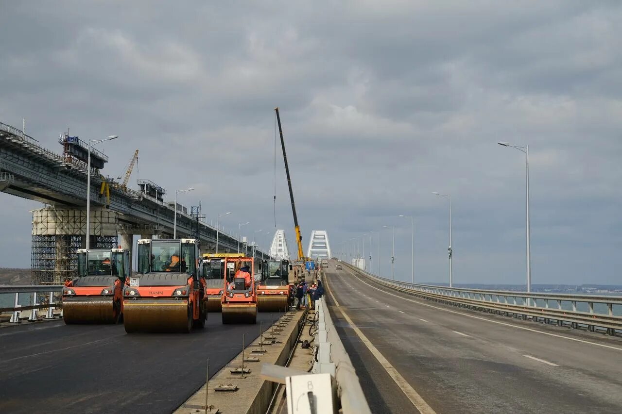 Керченский мост работает. Мост через керченский пролив. крымский мост 2025. крымский мост сегодня 2025. &quot;росавтодор&quot; на крымском мосту.