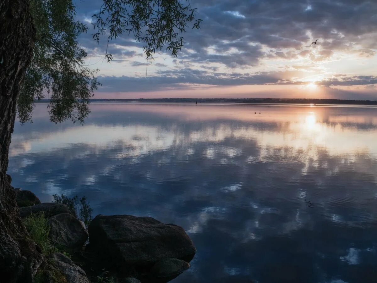 Озеро селигер имеет происхождение. Озеро Волго Селигер. Озеро Селигер рассвет. Озеро Селигер Тверская область. Осташков Селигер рассвет.