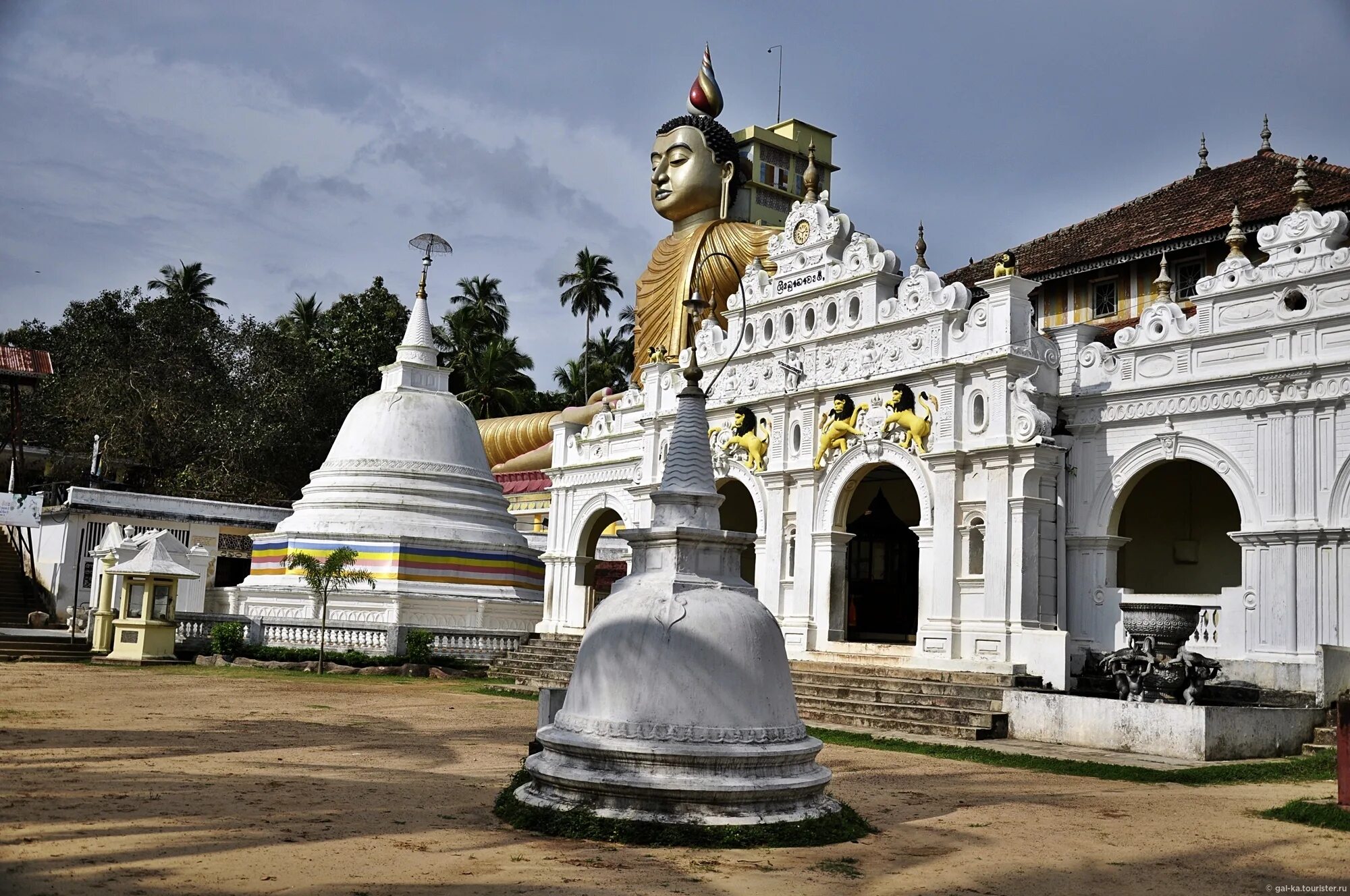 Шри ланка церковь видео. Буддистский монастырь Шри Ланка. Хиккадува Шри Ланка. Кандевихарау храм Шри Ланка. Буддийский храм Шри Ланка Юг.