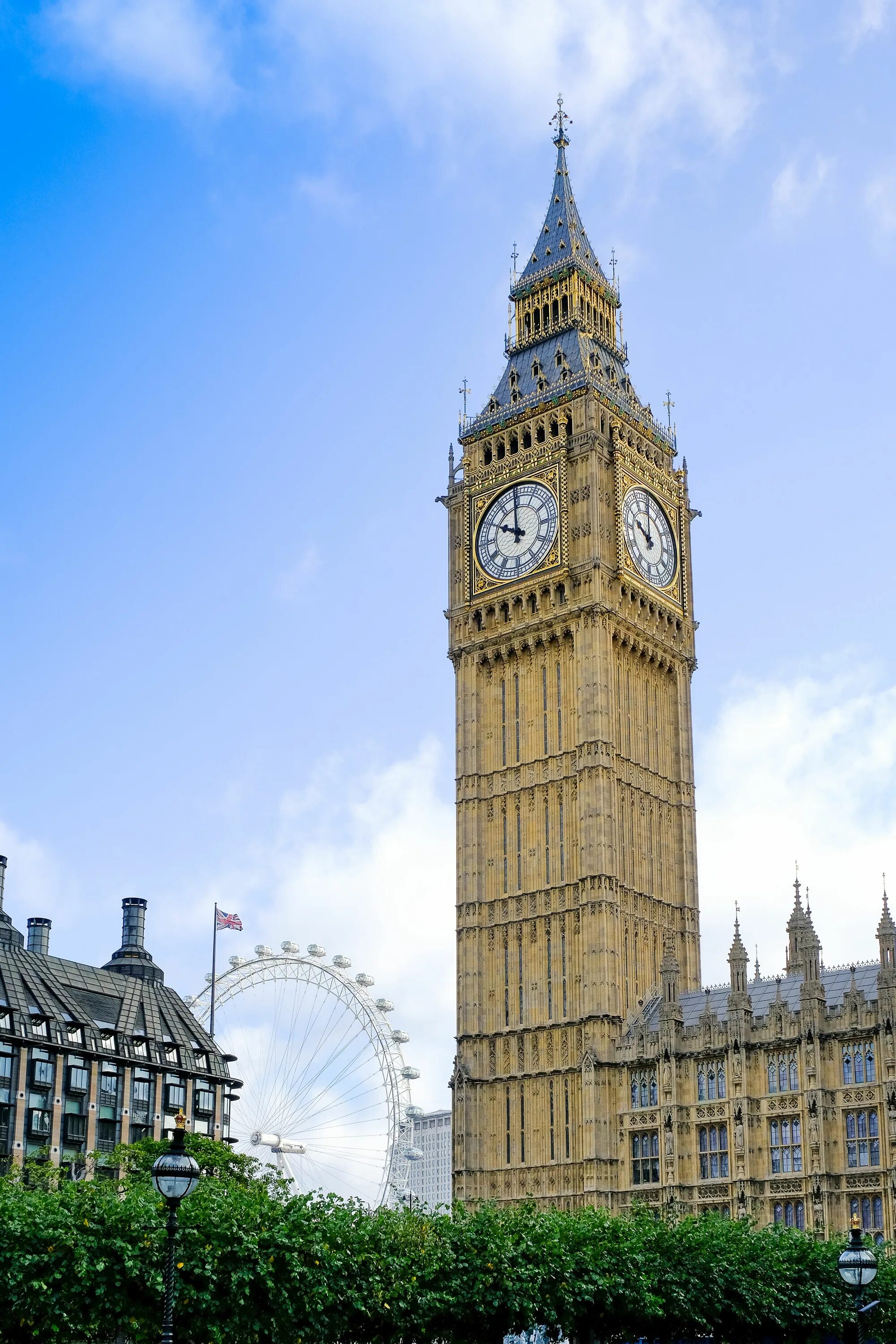 Watching britain. Часовая башня Вестминстерского дворца. Часовая башня Биг Бен. Биг-Бен (башня Елизаветы) достопримечательности Лондона. Башня Тауэр в Лондоне часы.