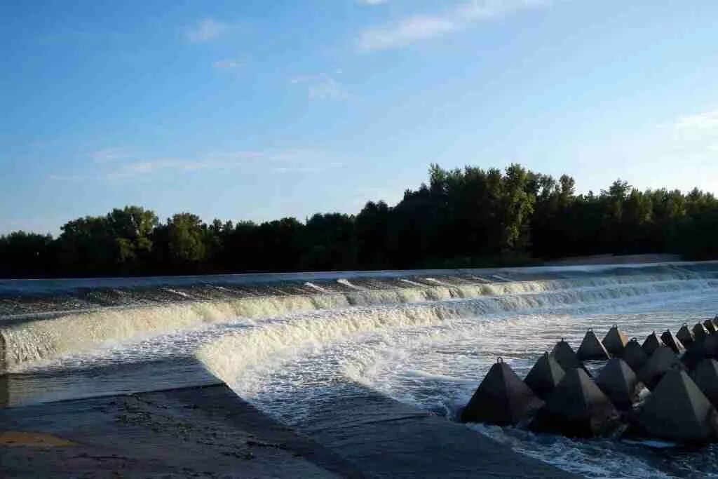 Плотина на иргизе саратовская. Большой иргиз саратовская. Балаково водопады на иргизе. Большой иргиз саратовская область водопад. Иргиз водопады саратовская область.
