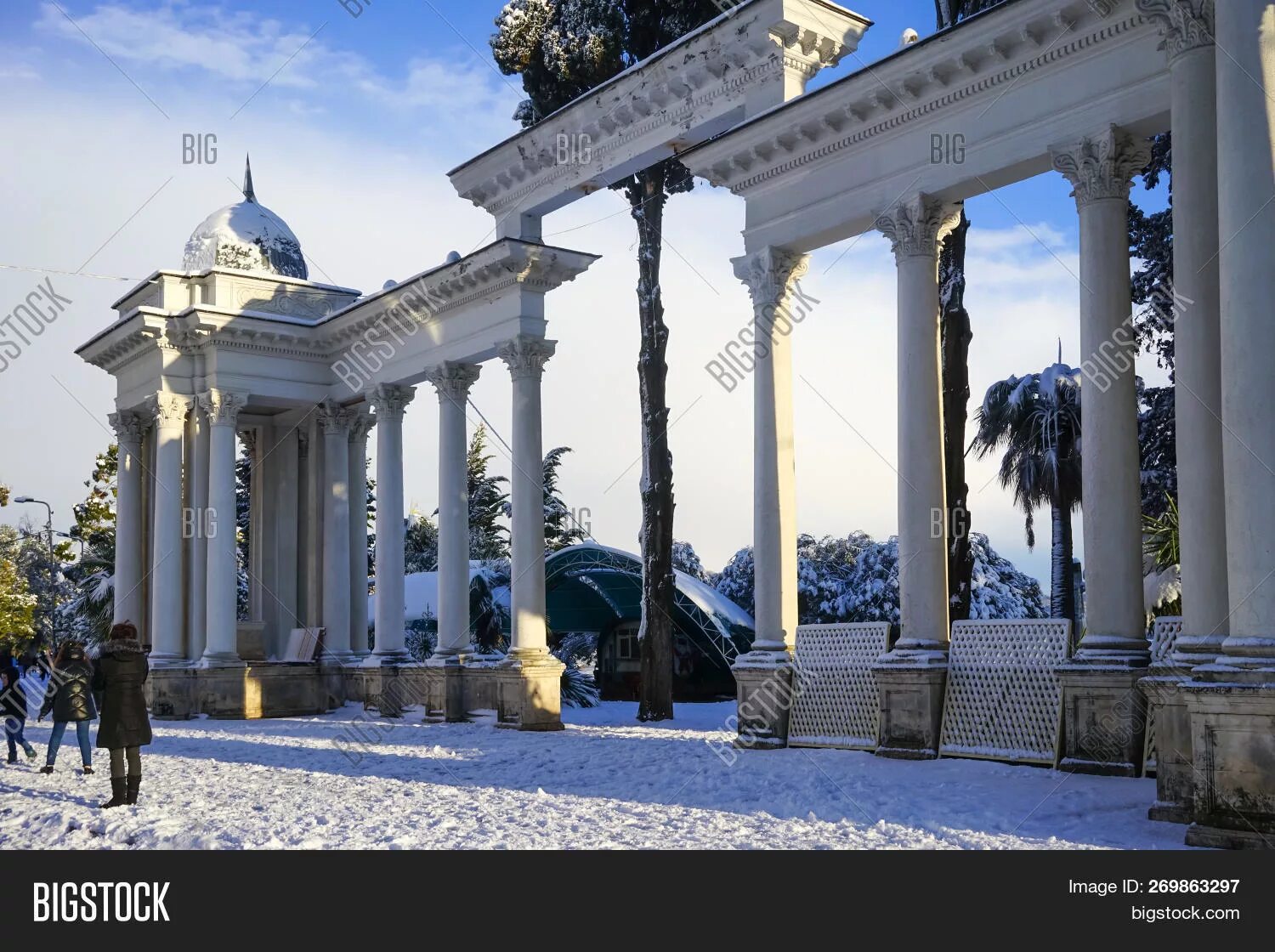 Колоннада в сухуми. Колоннада абхазия сухумское. колоннада сухум. белоснежная колоннада абхазия. колоннада гагра абхазия.