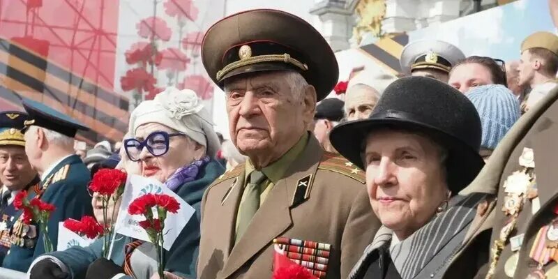 В честь векового юбилея в Уфе у дома ветерана провели парад АиФ Уфа