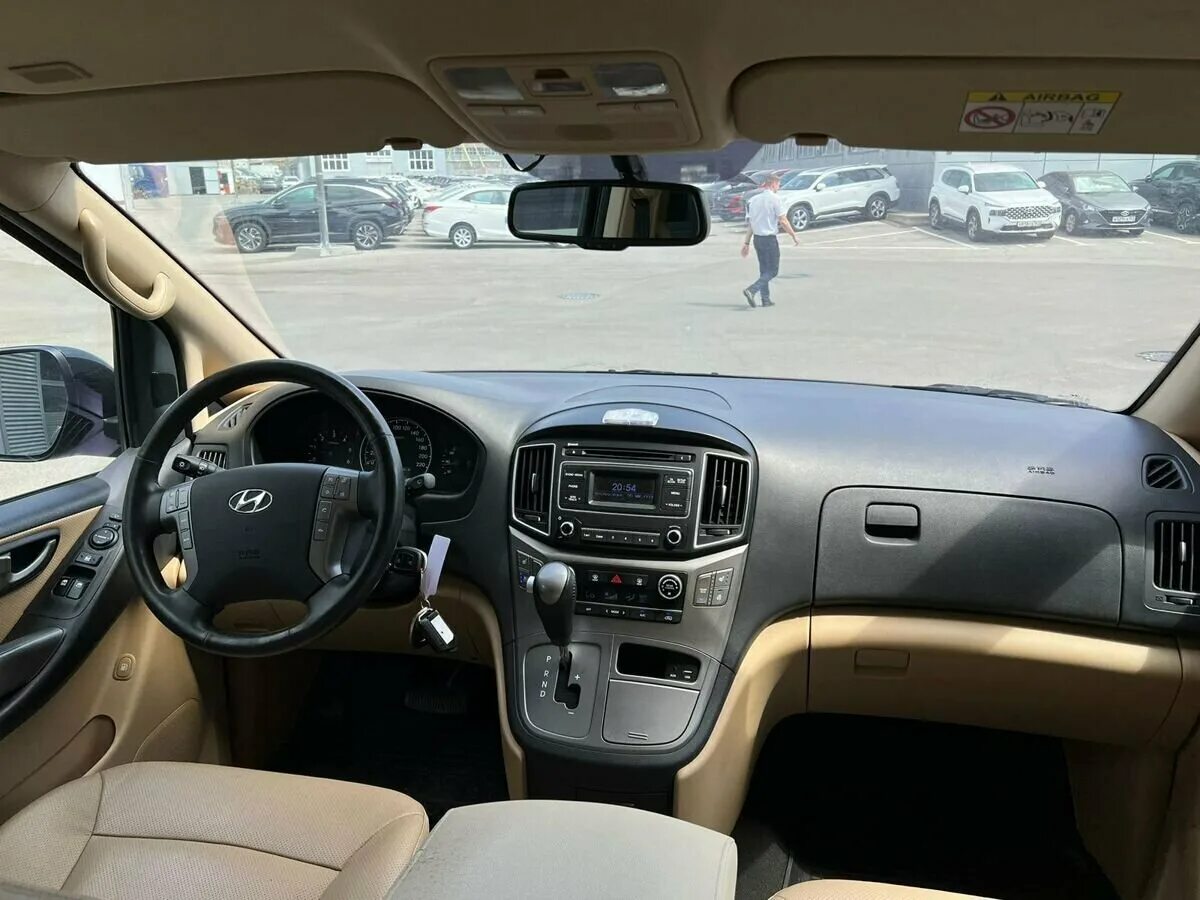 Hyundai h-1. Хендай н1. Минивэн Hyundai h1 кузов. Хундай h1 кнопки управления.