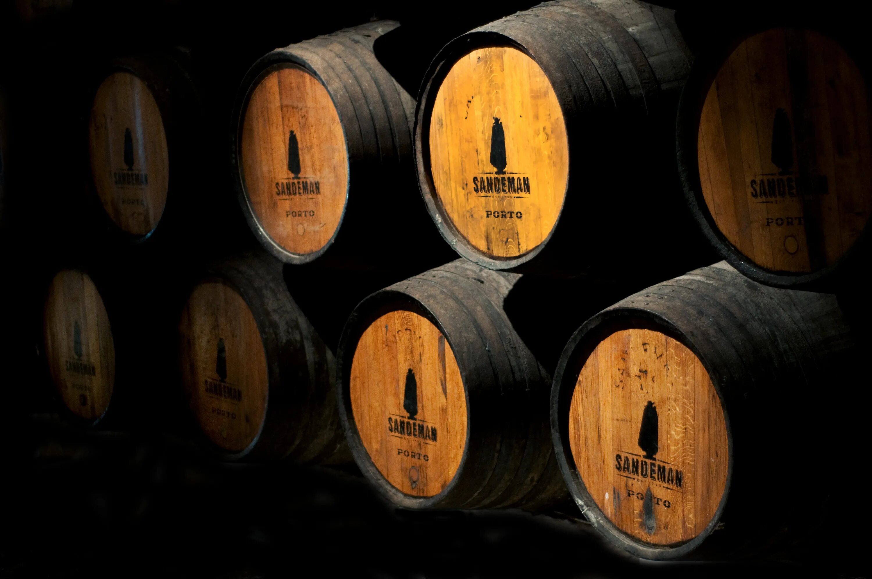 Винная бочка антиквар. Порто португалия портвейн бочки. Бочки с портвейном. Выдержка портвейна. Портвейн в бочках.
