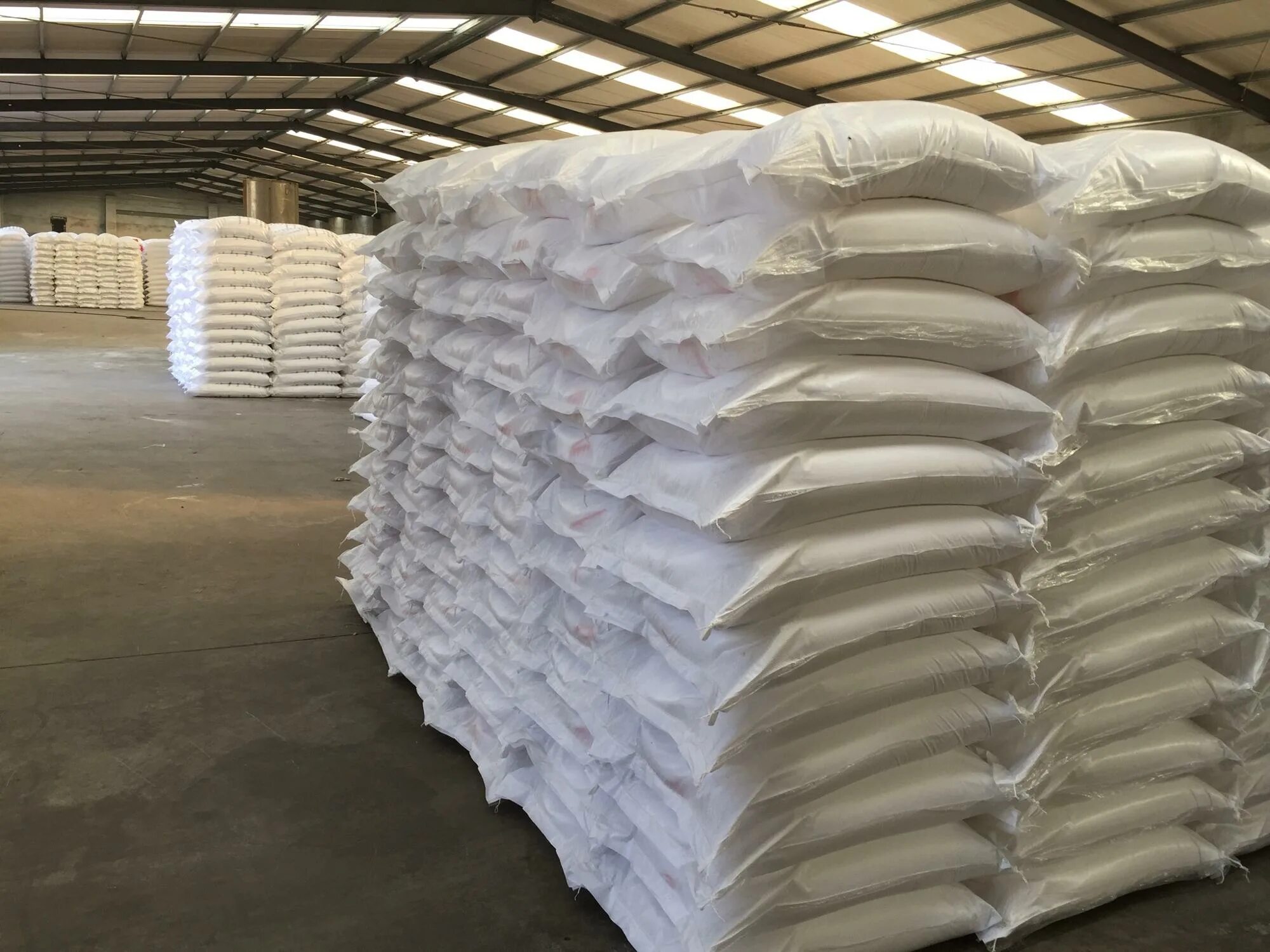 Хранение муки на складе. Сахар мешок. Сахар склад мешки 50 кг. Мука в мешках на поддонах. Сахар склад мешки 50 кг.