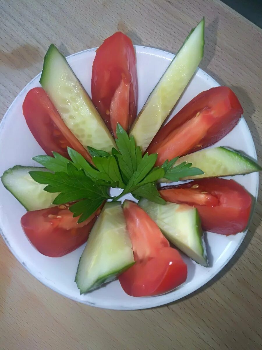 Как красиво нарезать помидоры огурцы на стол. Как красиво нарезать помидоры огурцы на стол. Овощная нарезка. Овощная нарезка на праздничный стол. Украшения из овощей для праздничного стола.
