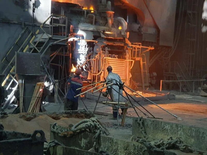 плавленный чугун. переплавленный металл смущенно улыбнулась. горно-металлургическая компания норильский никель. метолургия в чем плавят метал. выплавка металла.