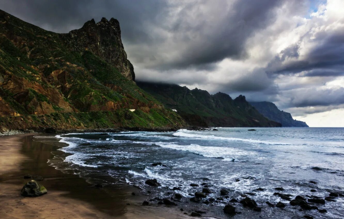 Первозданное море. Тасманово море скалы. Мадейра скалы море. Море со скалами. Пасмурное море.