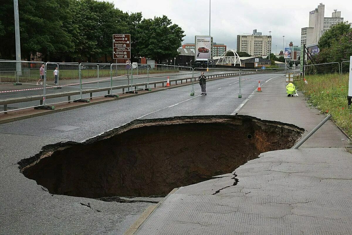 Движение яма. Дыра в дороге. дыра в асфальте. яма в асфальте. провал на дороге.
