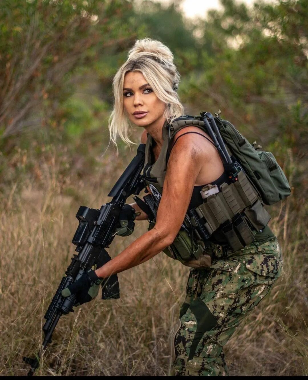 Woman defense. America Army девушка. Женщина военный тактикульный пизец. Лови оружие.