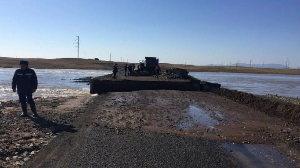 Прорыв плотины алматы. Куртинское водохранилище алматы. актюбинское водохранилище казахстан. дамба в казахстане прорыв. атырау поселок дамба.