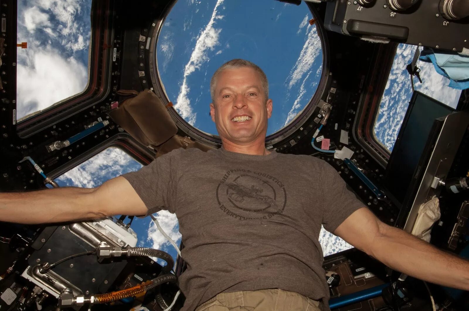 Человек создавший космический корабль. Astronaut Steve Swanson. Селфи в космосе. Космонавт из космоса. Космонавт в иллюминаторе.