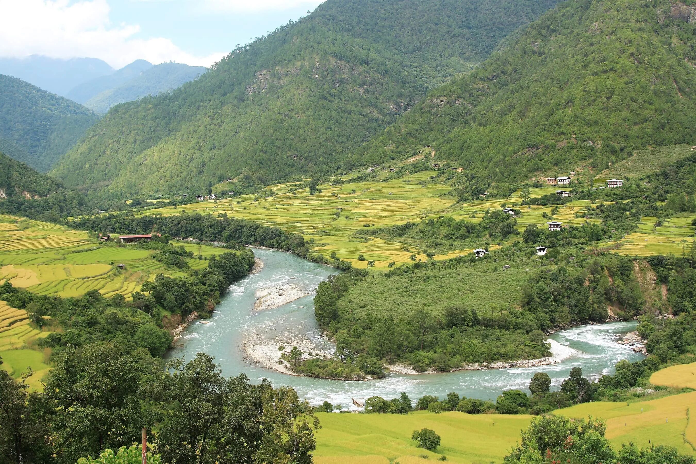 Бутан индия. Реки в бутане. Долина Зиро река Брахмапутра Индия. Реки и озера бутана. Бутан и Индия.