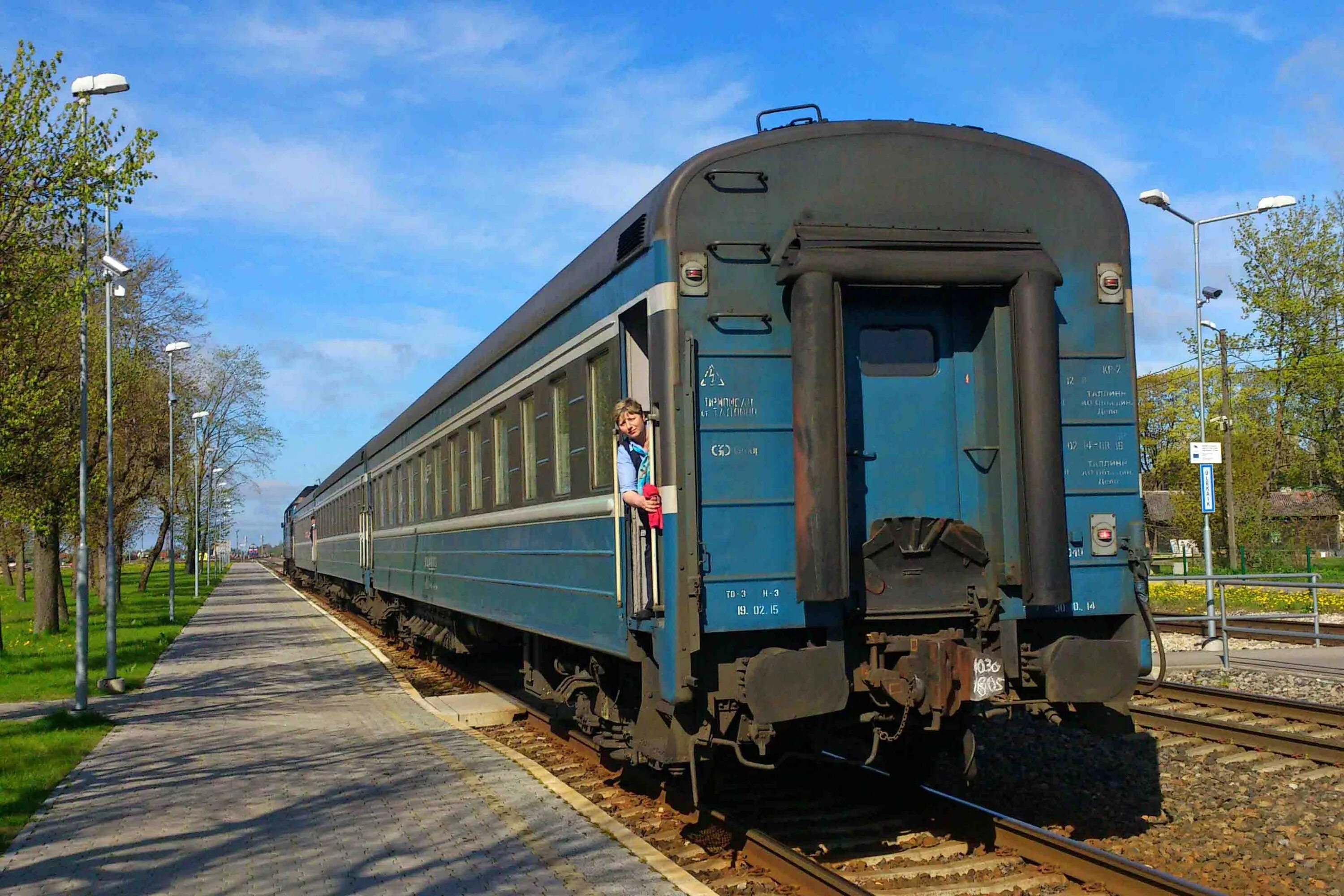 Хвостовой вагон пассажирского. Пассажирские вагоны ЖД Эстонии. Пярну (станция). ЖД станция Пярну. Пассажирский поезд go Rail Эстония.