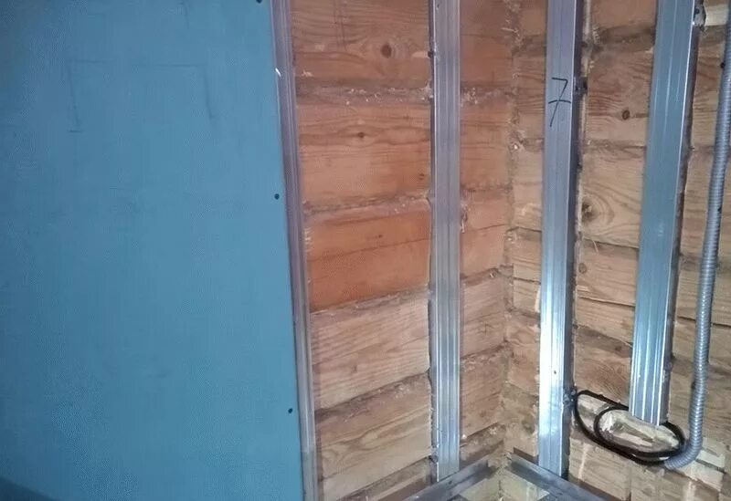 Как обшить стены гипсокартоном в деревянном доме. Rockwool плавающий каркас. обшивка стен гипсокартоном в деревянном доме. отделка деревянных стен гипсокартоном. плавающий каркас для гипсокартона.