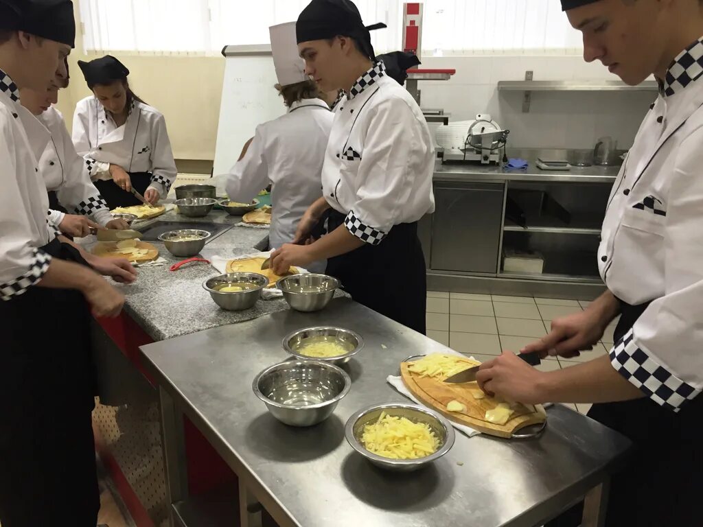 техник технолог продукции общественного питания. управляющий рестораном. повар с блюдом. общественное питание. сборы общепит.