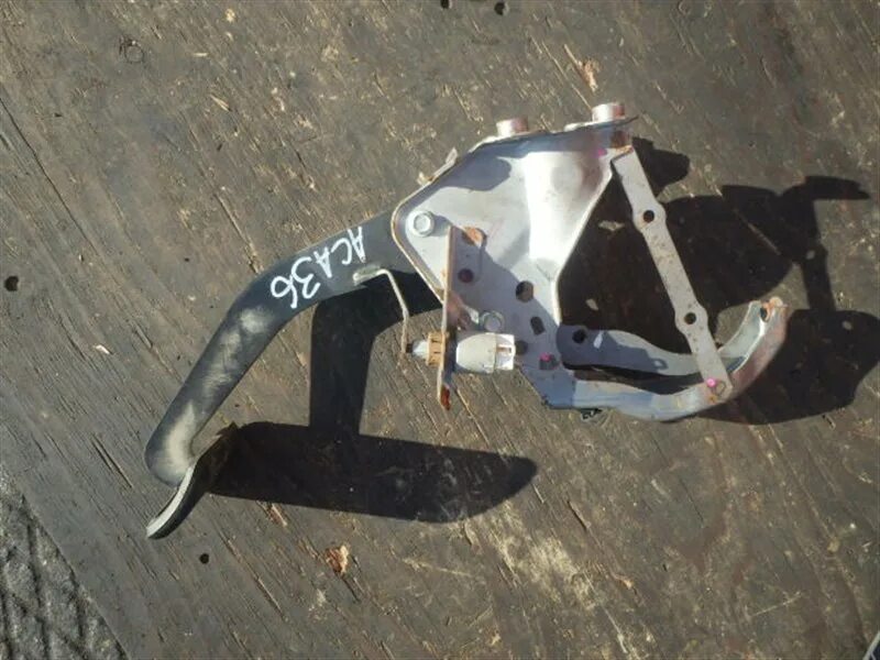 Дребезжит педаль тормоза тойота камри автомат. Подвесная педаль рав 4 ха50. Тойота рав 4 педали. Педаль сцепления рав4 2000-2005. Педаль тормоза рав 4.