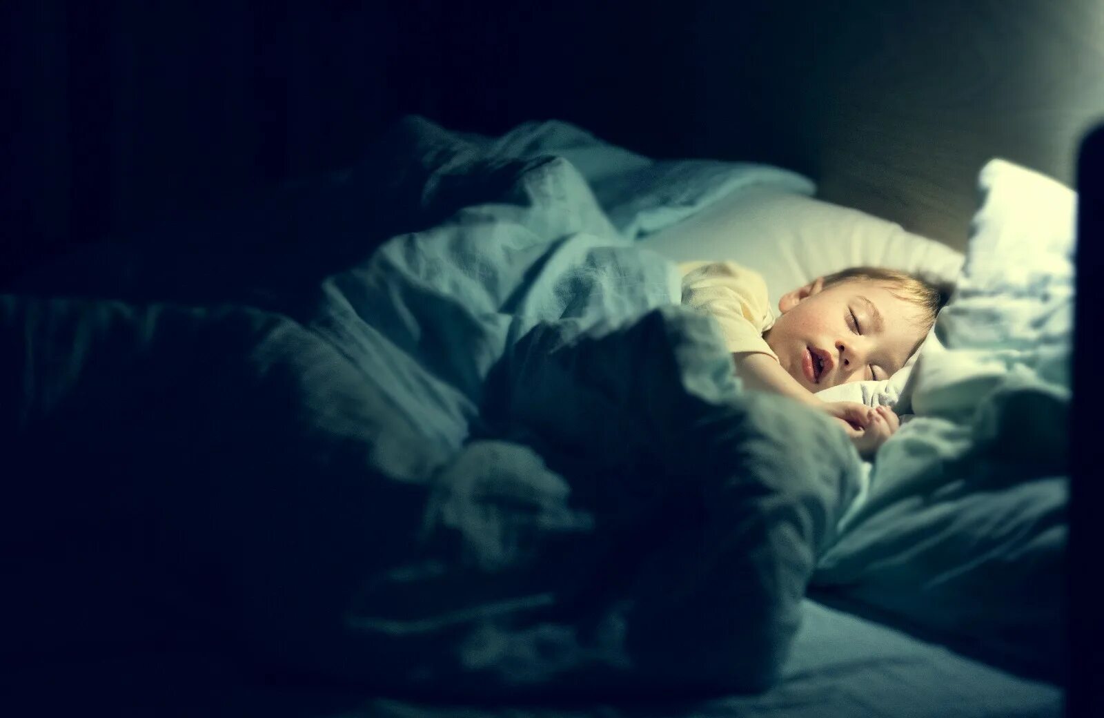 Sleep on dear little child. Спящие малыши. Спящий ребенок ночью. Спящий мальчик.