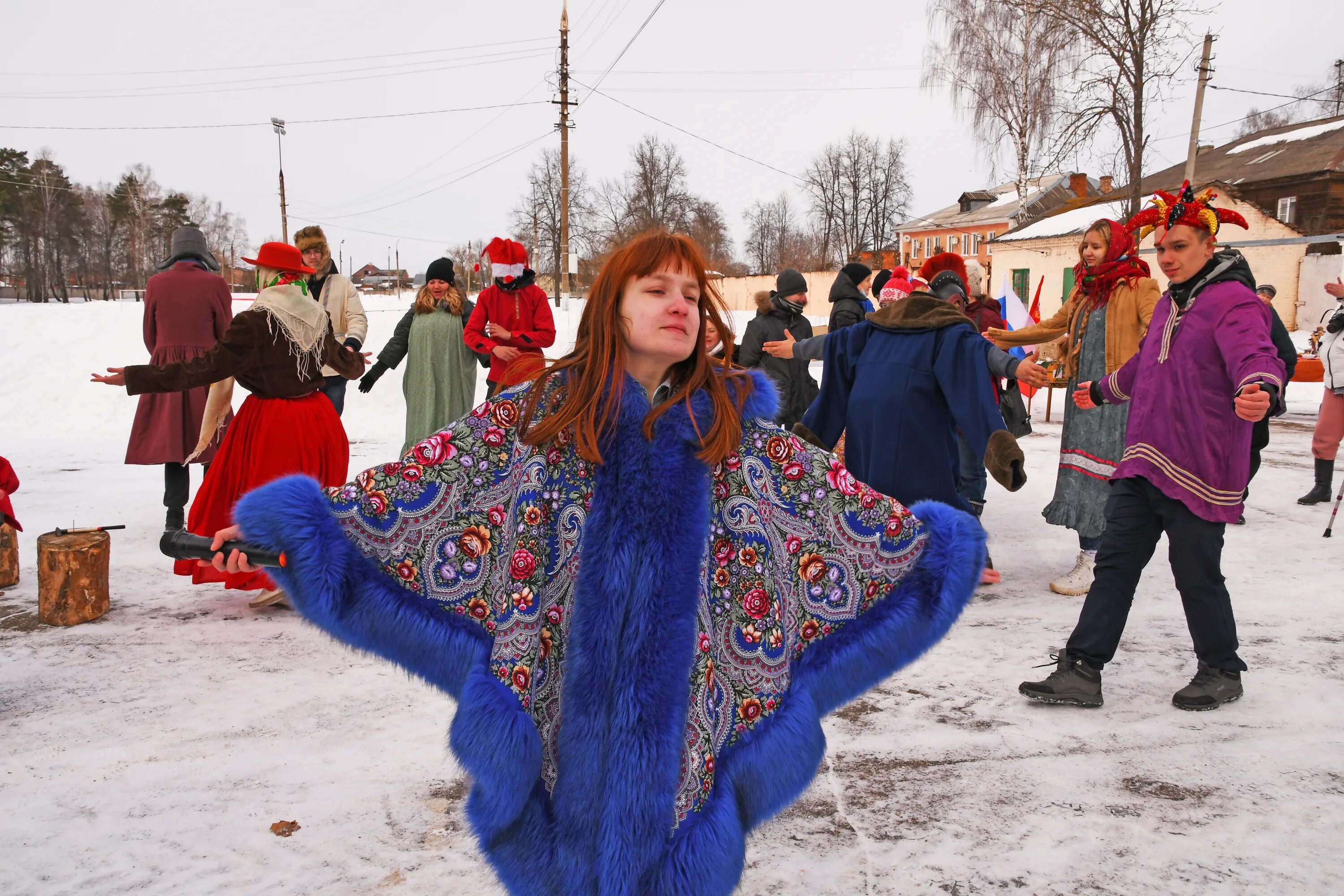 Весело отметили масленицу. Игра Ручеек на Масленицу. Стадион на Масленицу. Масленичная игра Ручеек. Хоровод Ручеек на Руси.