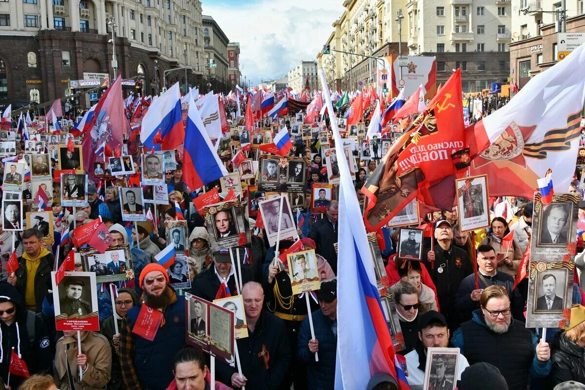 Парад народ. Шествие Бессмертного полка 2022 в Москве. Шествие Бессмертного полка в 2022 году в Москве.