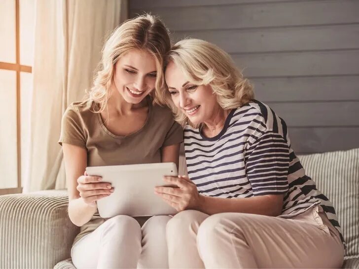 Мама с дочкой старшеклассницей на кухне. Mom in her as. Mom in her as. Brianna 2. Mom in her as.