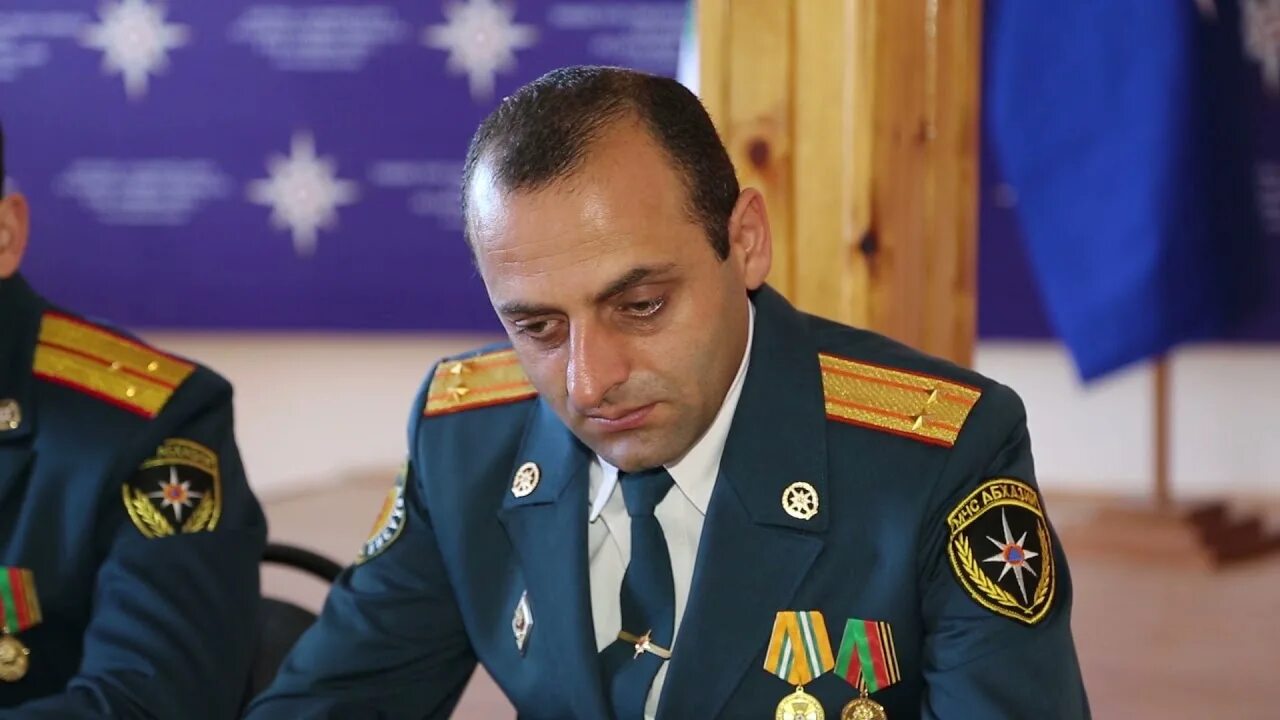 Мчс абхазии. Замминистра мчс абхазии. глава мчс абхазии. мчс абхазии шеврон. парадная форма абхазии мчс.