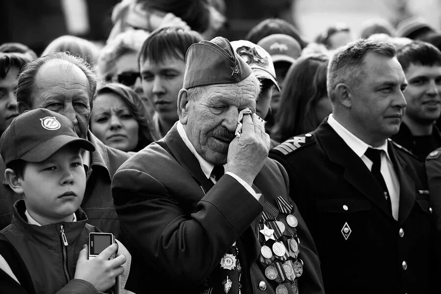 9 мая картинки белые. С днем Победы. Ветераны черно белые. День Победы фотокарточки. Ветеран со слезами на глазах.