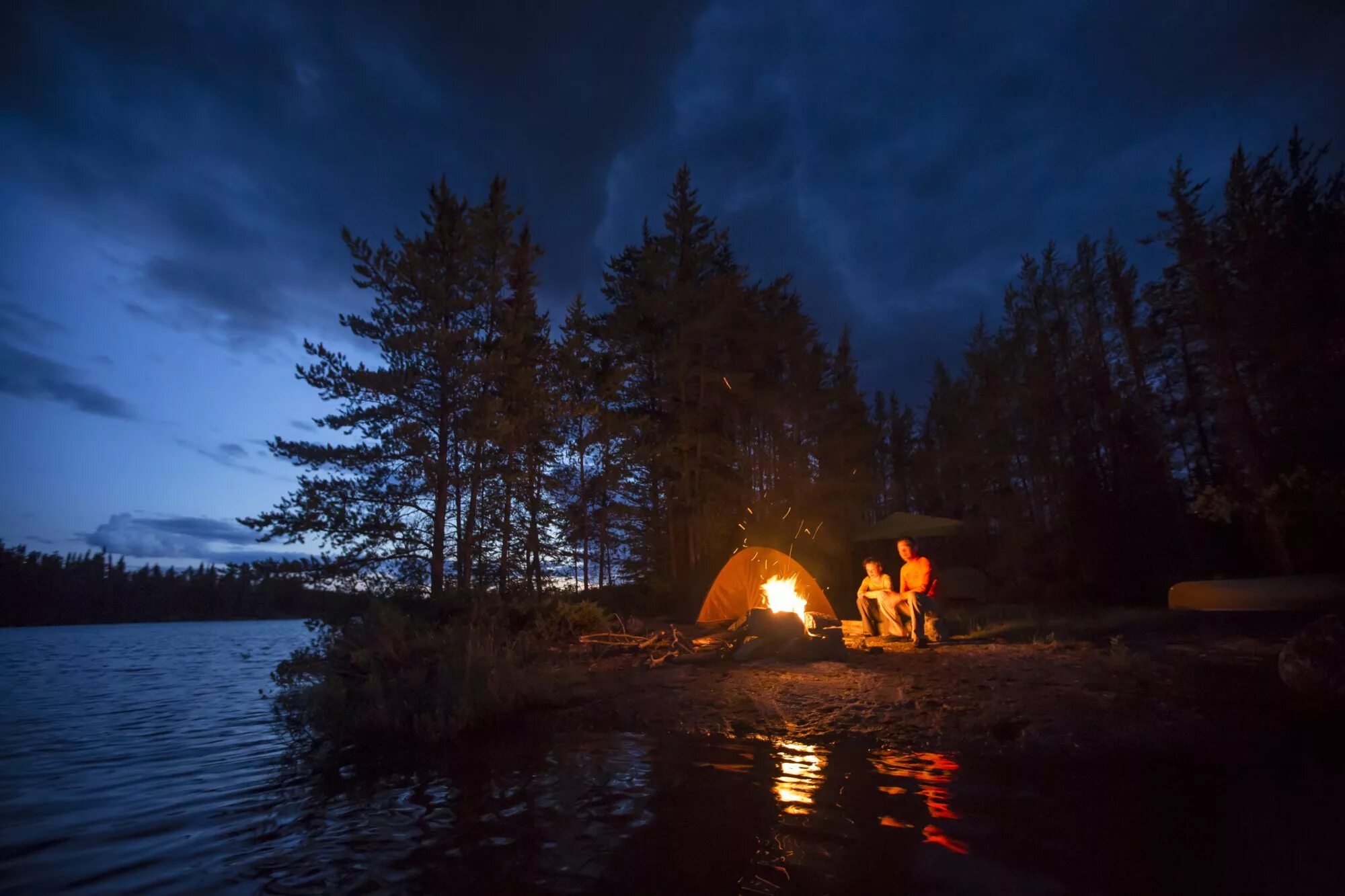 Night camp. Ночной кемпинг. Кемпинг ночью. Палатка в лесу ночью. Пейзаж с палаткой.