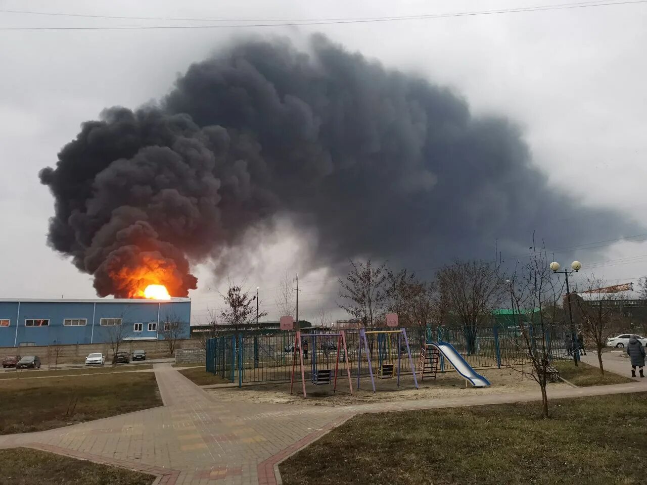 Видео пожара на нефтебазе. Пожар на нефтебазе в белгороде. всу обстреляли нефтебазу в белгороде.