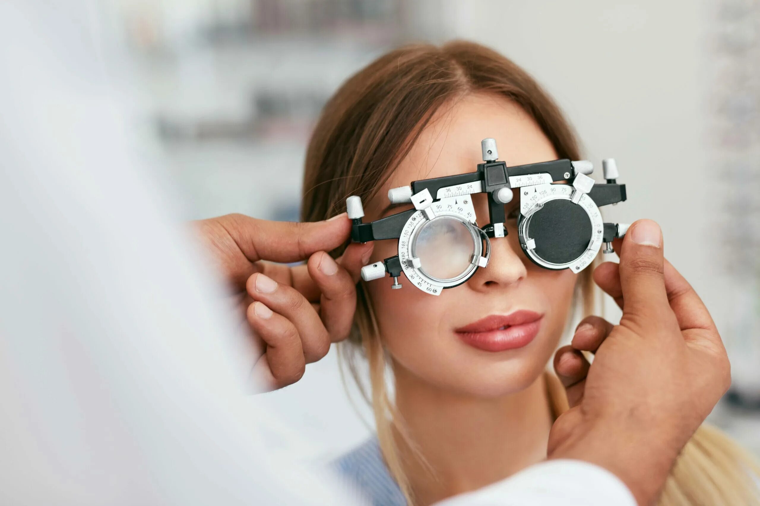Очки окулиста. Оптика в очках. Офтальмология зрение очки. Очки для зрения окулист. Врач зрение очки