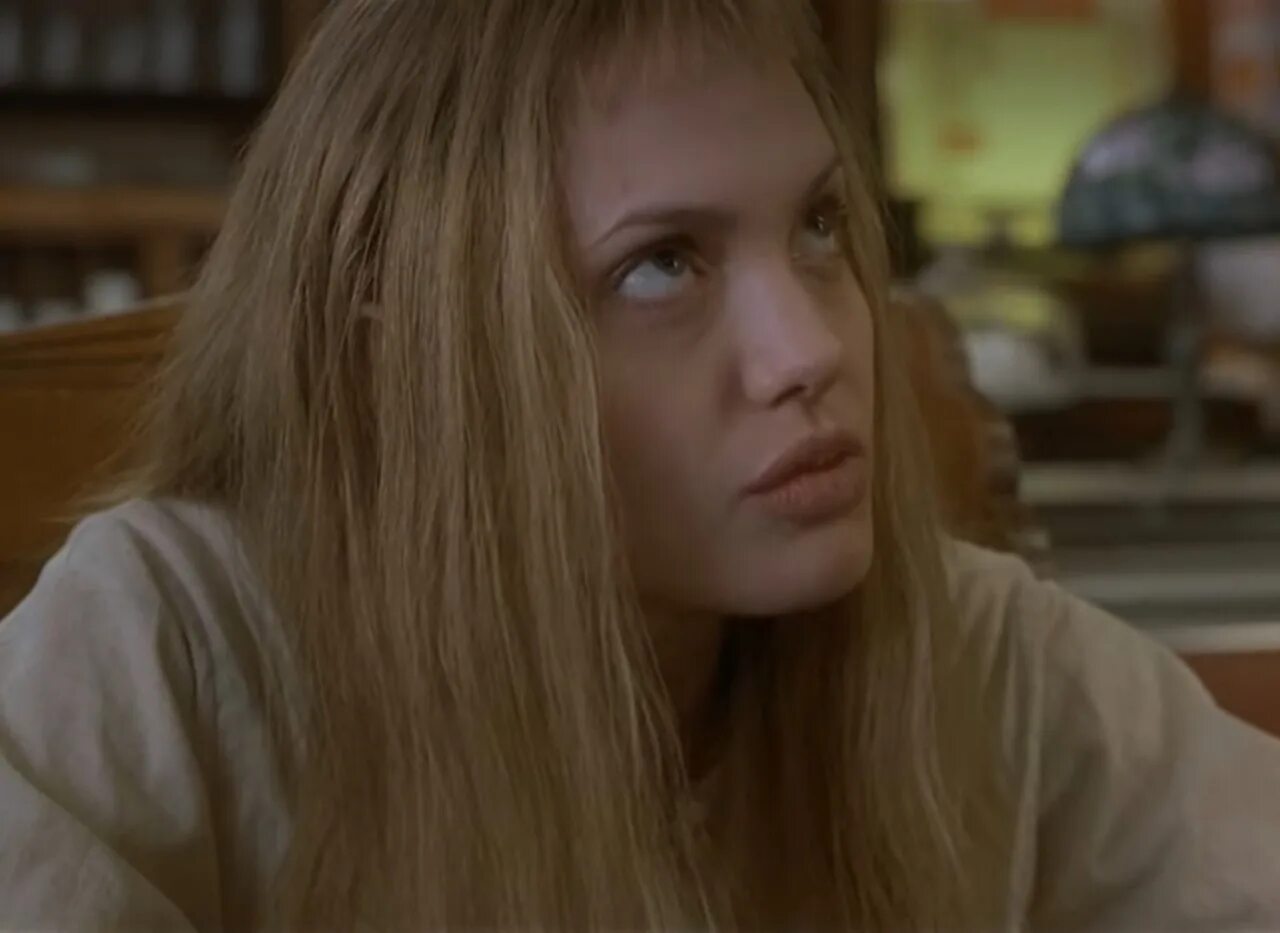 Lisa rowe girl interrupted. Прерванная девочка. Анджелина джоли прерванная жизнь 1999. Анджелина джоли прерванная жизнь. Вайнона райдер прерванная жизнь.