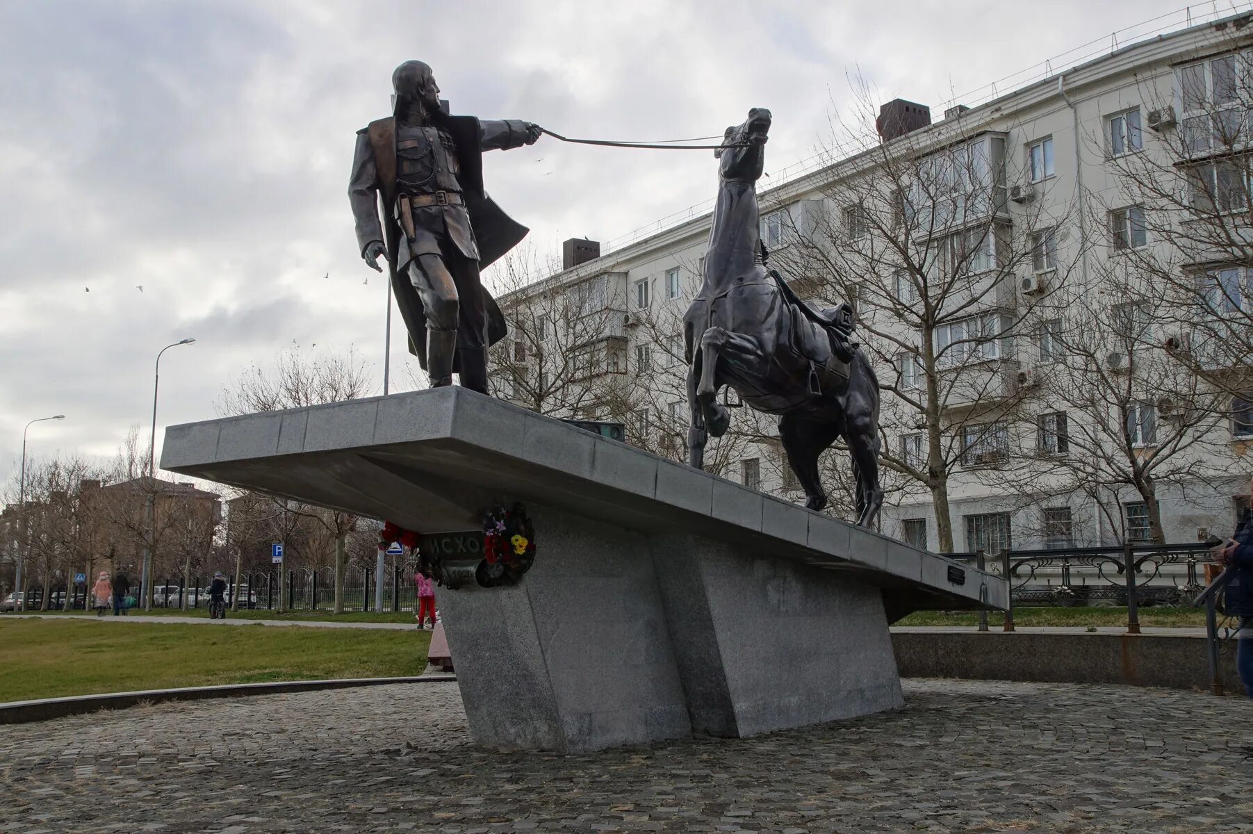 Памятник белому движению. Памятник белогвардейцам в новороссийске. памятник белому движению в москве. памятник белым в новороссийске.