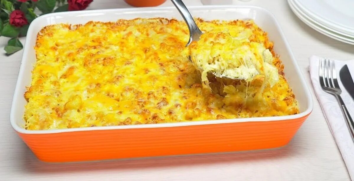 Макароны с сыром и курицей. Запеканка из макарон с курицей. Макароны с куриной грудкой в духовке. Запеканка макароны куриная грудка. Запеканка из макарон.