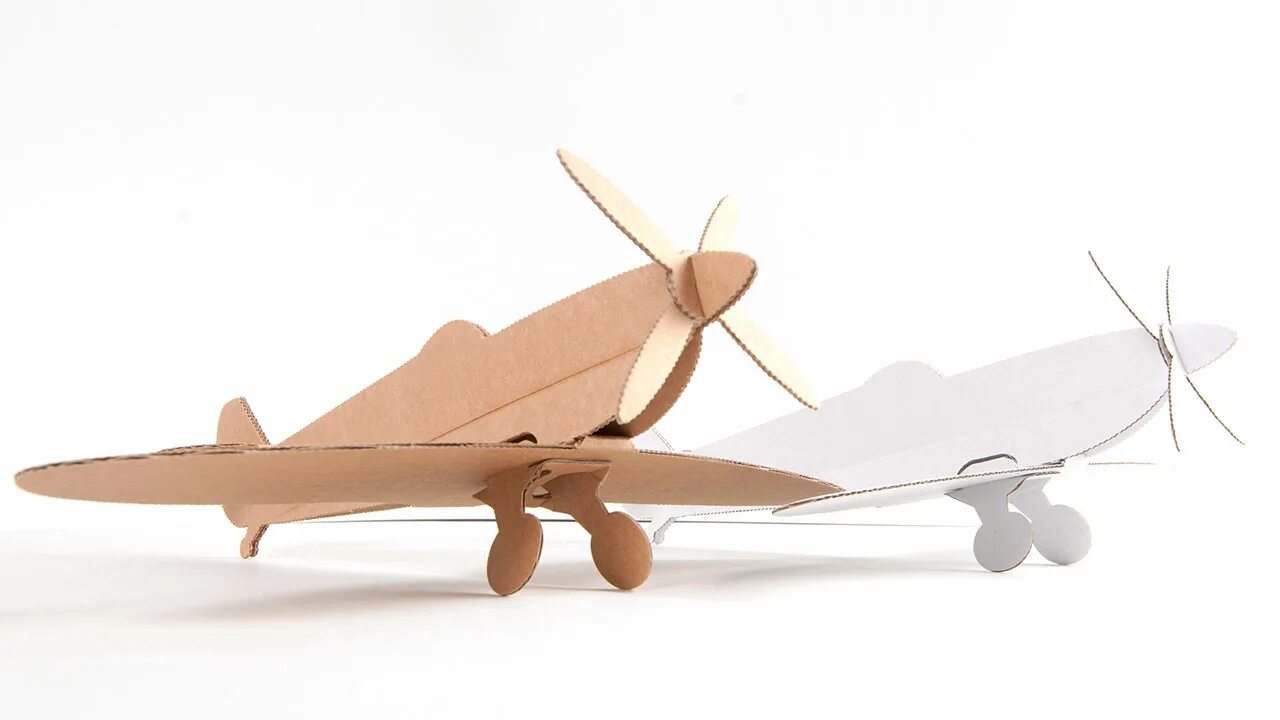 картонный самолет на лямках. аэроплан из картона. картонный самолет. макет самолёта из картона. самолет из картона.