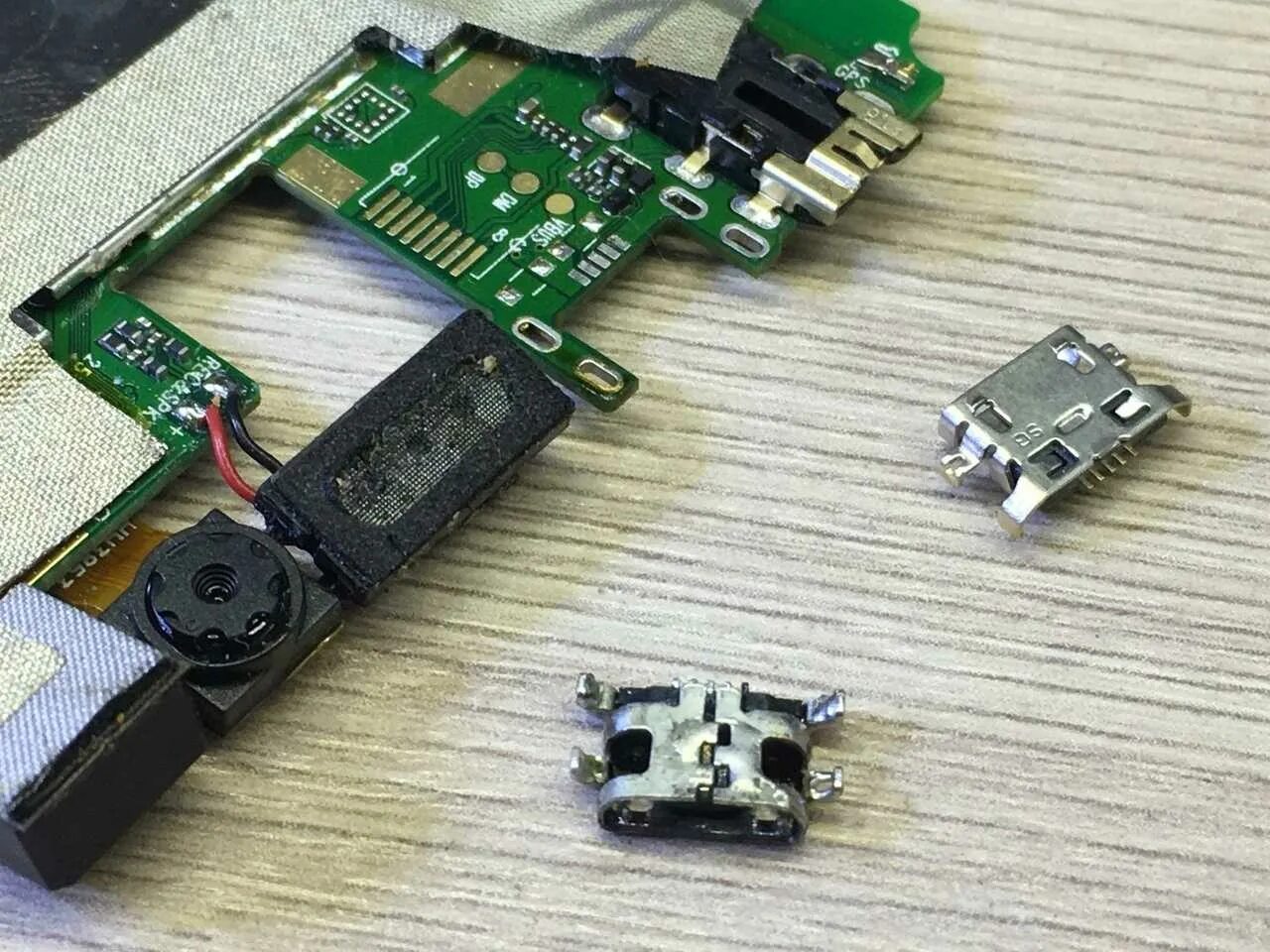 Замена разъема микро usb. Гнездо ноутбук 5340. Замена usb разъема. Усб гнездо для платы. Заменить гнездо.