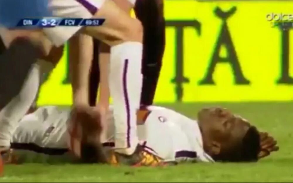 Игрок сборной дании эриксон. Кристиан эриксен футболист. Кристиан эриксен упал на поле. Футболисты валяются на поле. Футболисты падают на поле.