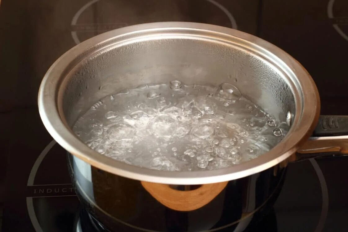 В кипящую воду можно спокойно налить. Кипящая вода. Кастрюля с водой. Кипящая вода в чайнике. Молоко в кастрюле.