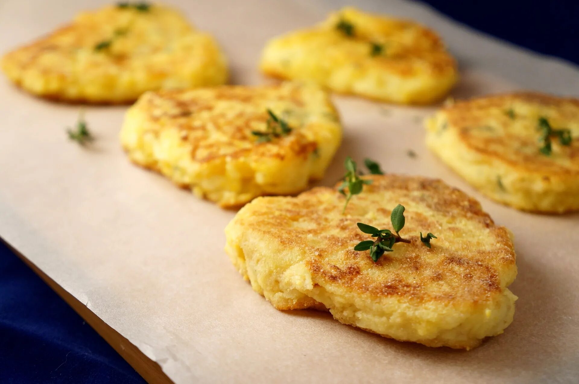Картофельные рецепты фото. Картофельные котлеты. Картофельные биточки. Котлеты из картошки. Картофельные биточки с сыром.
