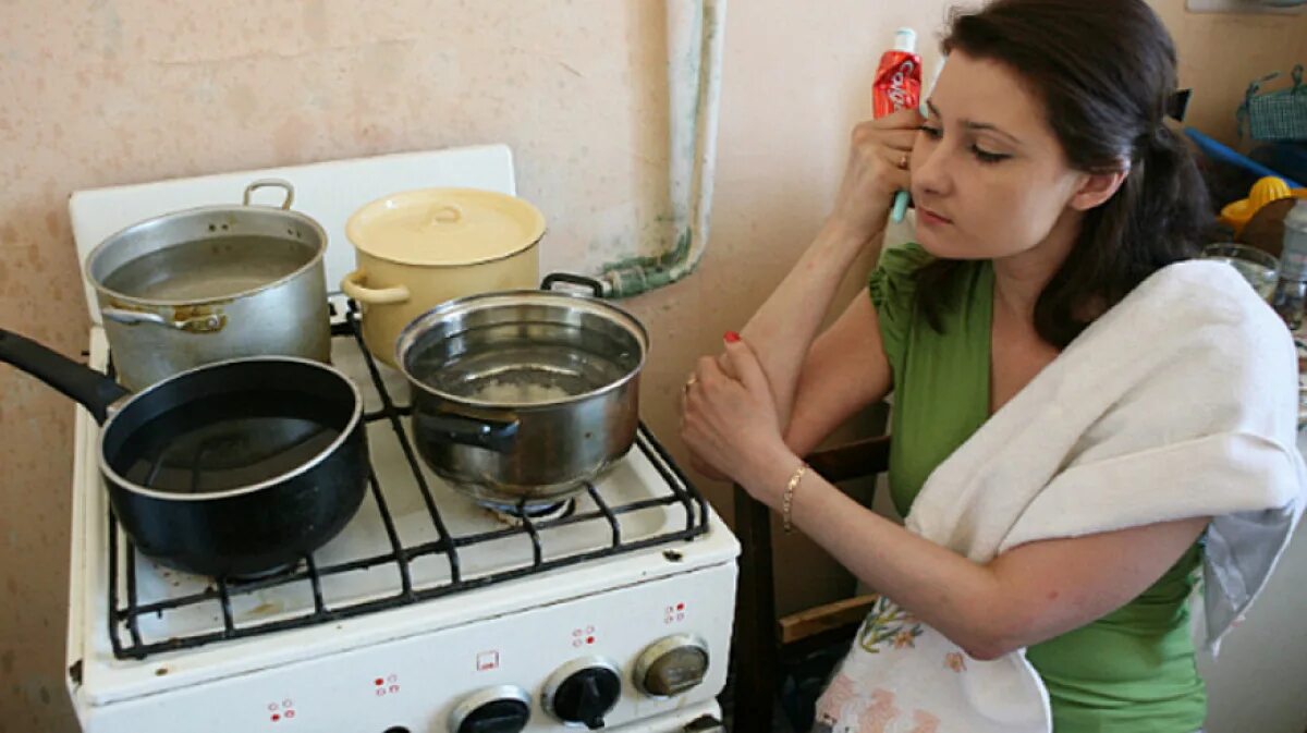 Горячая вода тазики. Горячая вода. Греть воду в кастрюле. Отключили воду. Кастрюля на плите.